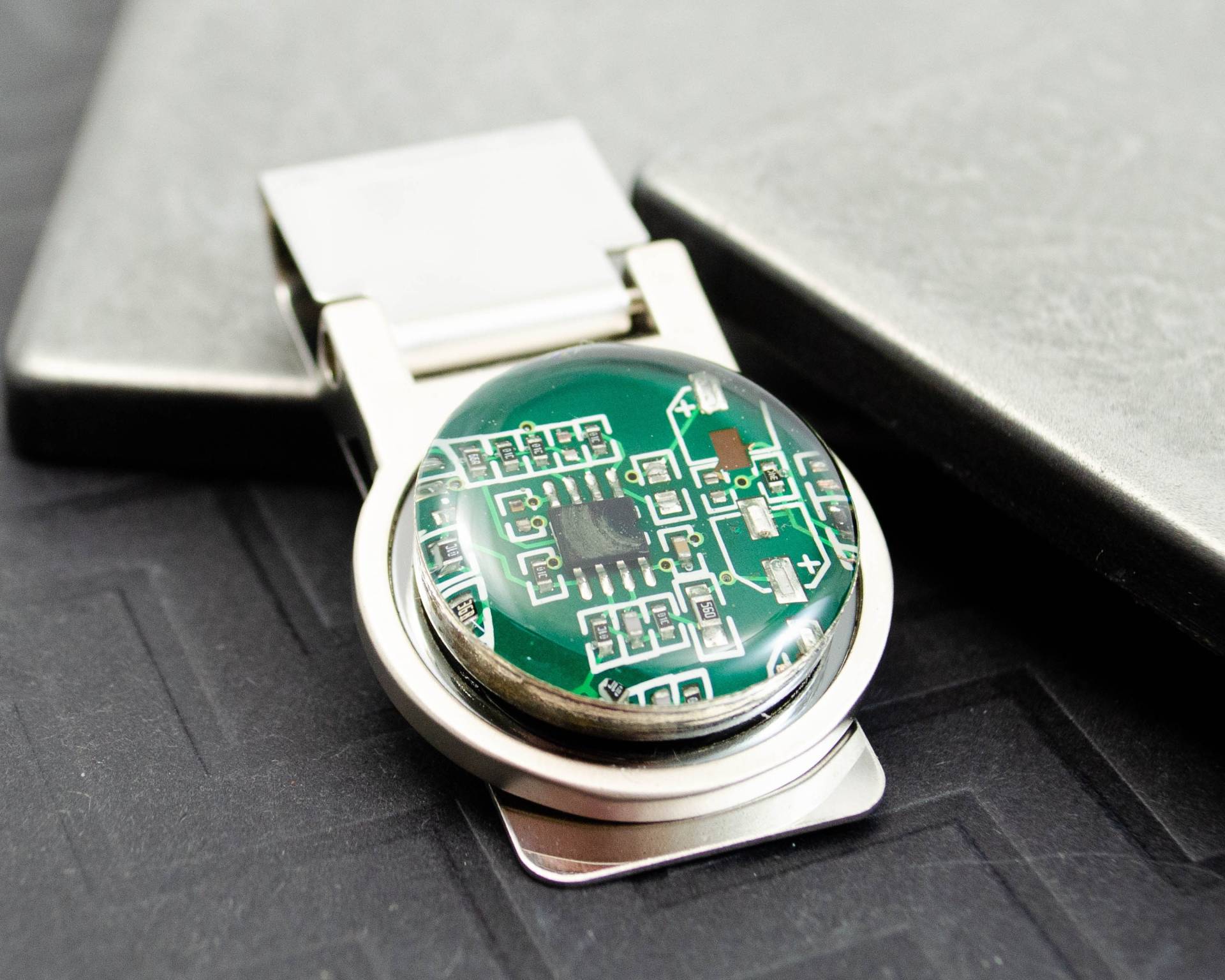 Grüne Platine Geldklammer, Geek Geschenk Für Techniker, Einzigartige Geldklammer Aus Recycelten Motherboards von CircuitBreakerLabs
