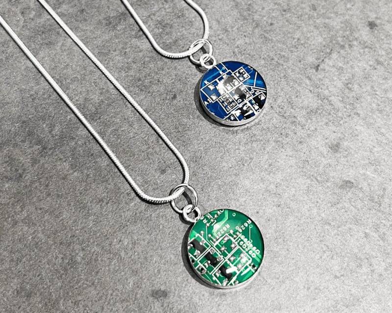 Halskette Mit Recycelter Platine, Kleine Größe, Computer Programmierer Halskette, Motherboard Anhänger, Wissenschaftler Schmuck von CircuitBreakerLabs