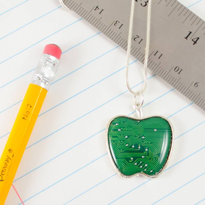 Platine Apple Halskette, Technologie Lehrer Geschenk, Upcycled Computer Schmuck, Lehrer, Programmierer, Geek Geschenk Für Sie von CircuitBreakerLabs