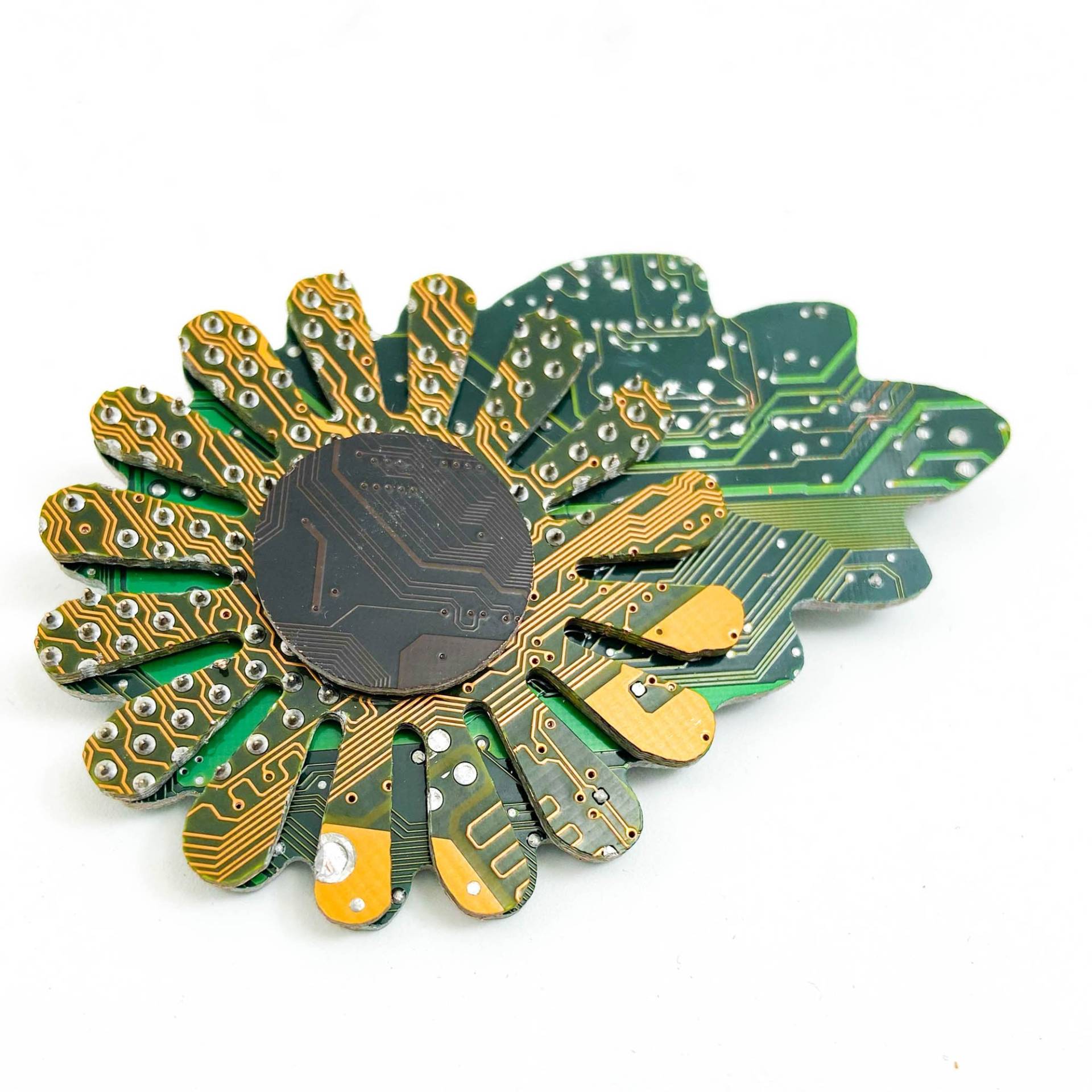 Platine Daisy Brosche, Frühlingsblume Pin Für Techniker, Upcycled Computer Collage Wearable Art Platine Daisy Brosche, Frühlingsblume Pin Für Techniker, Upcycled Computer Collage Wearable Art von CircuitBreakerLabs