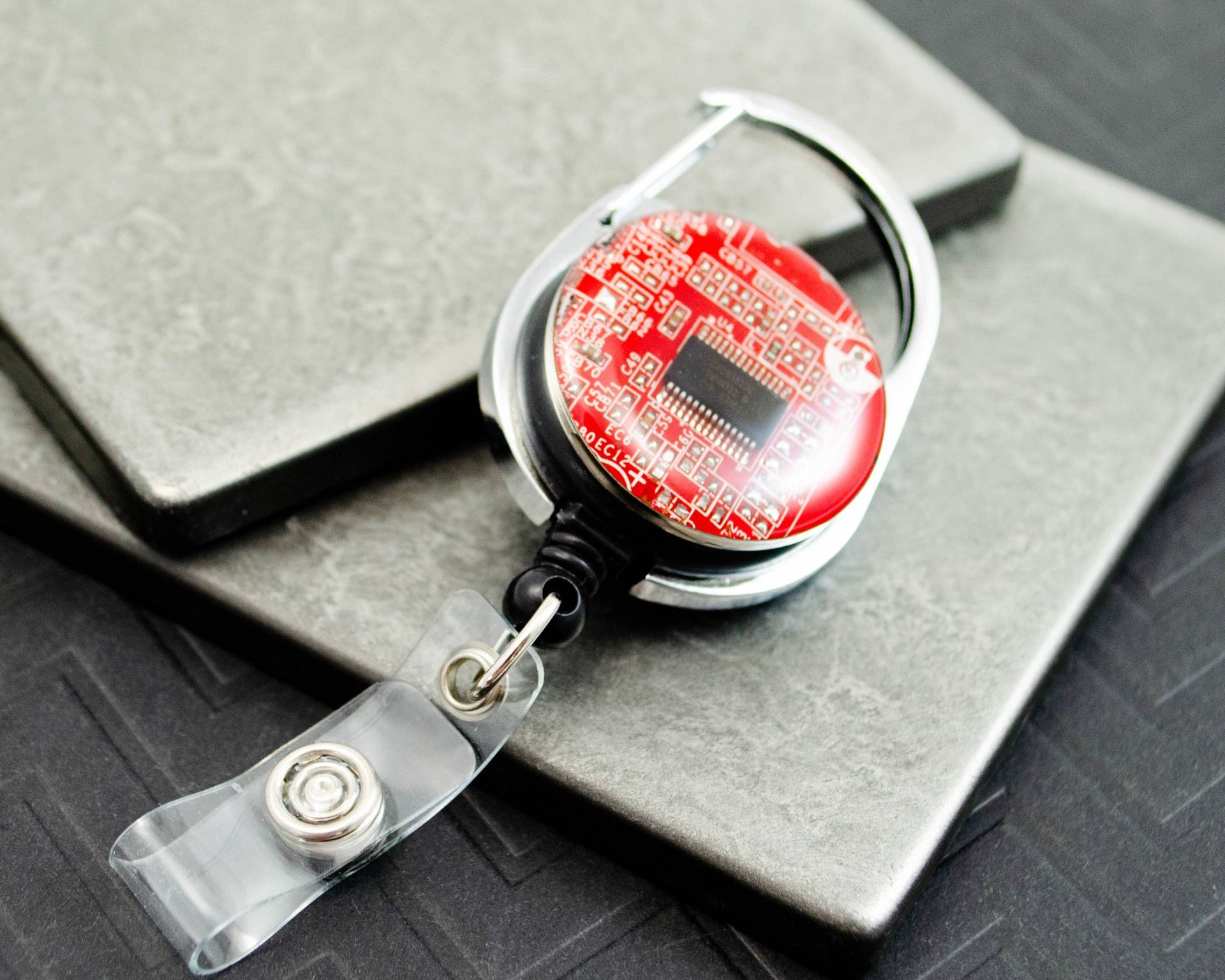 Platine Einziehbarer Ausweishalter Rot, Computer Ingenieur Geschenk, Software Neuer Job Science Id Halter von CircuitBreakerLabs
