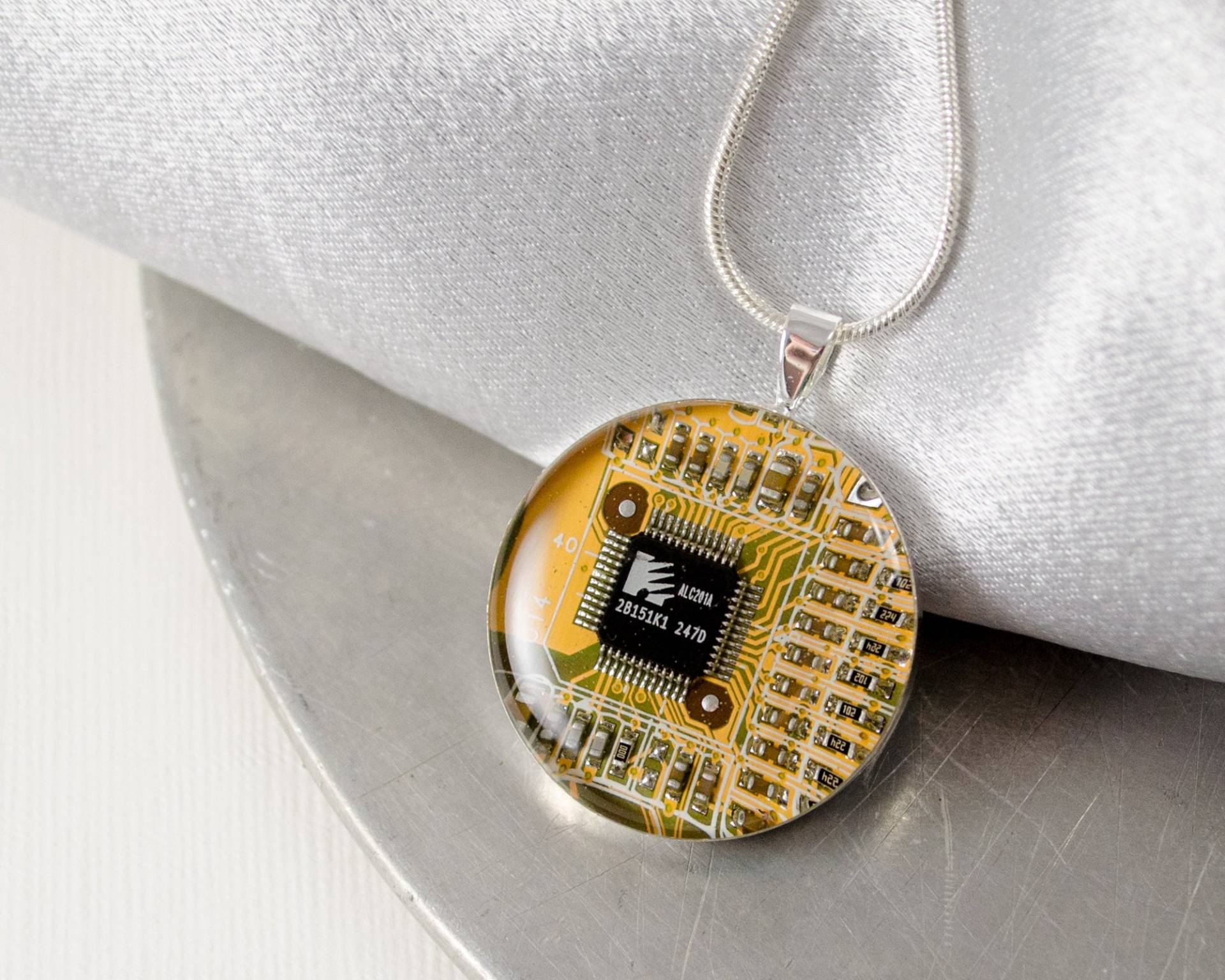 Platine Halskette Gelb, Recycling Computer Schmuck, Geeky Halskette, Tragbare Technologie, Software Engineer Geschenk, Techie Nerdig von CircuitBreakerLabs
