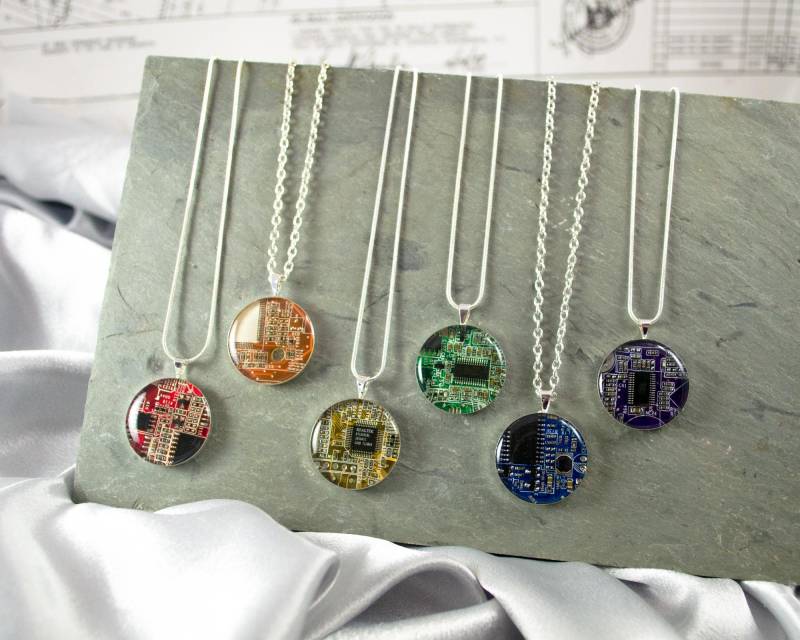 Platine Halskette Geschenk-Set, 6 Stück Halsketten, Regenbogen Schmuck-Set, Computer Halskette, Ingenieur Geschenk, Tragbare Technologie, Geek Chic von CircuitBreakerLabs