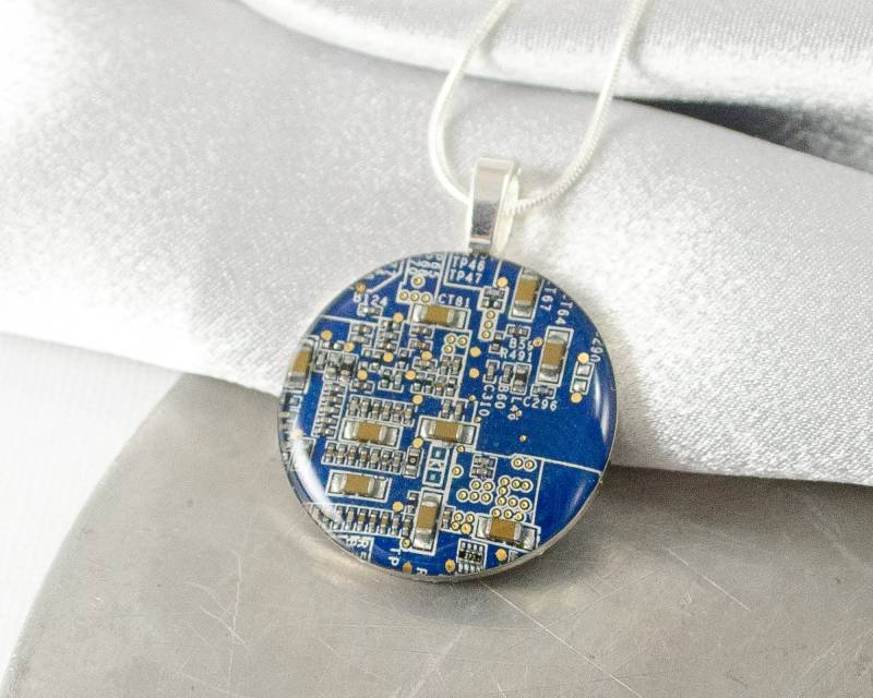 Platine Halskette Large Blau, Recycling Motherboard Schmuck, Tragbare Technologie, Computer Geschenk, Computerprogrammierer, Upcycled von CircuitBreakerLabs