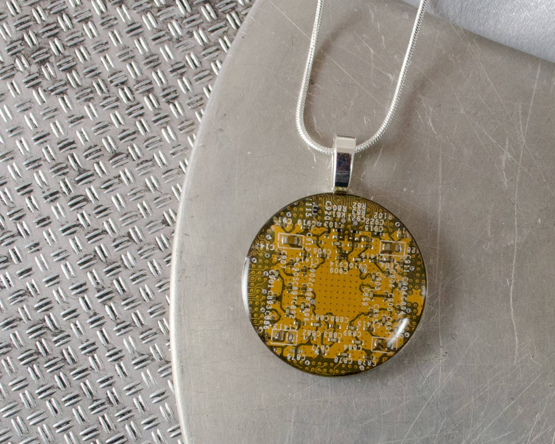 Platine Halskette Large Gelb, Recycling Motherboard Schmuck, Tragbare Technologie, Computer Geschenk, Computerprogrammierer, Upcycled von CircuitBreakerLabs