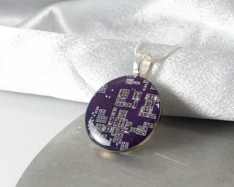 Platine Halskette Large Violet, Recycled Motherboard Schmuck, Tragbare Technologie, Computer Geschenk, Computerprogrammierer, Upcycled von CircuitBreakerLabs