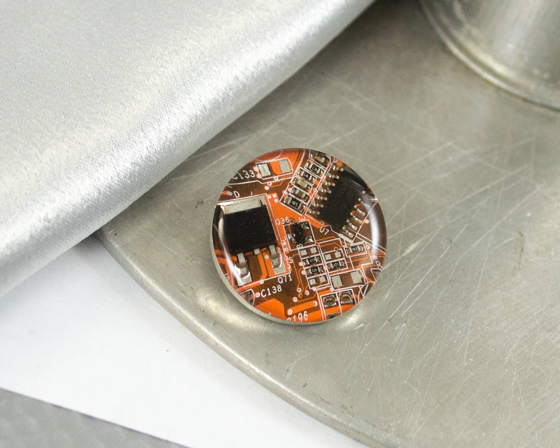 Platine Platine, Computer Pin, Geschenk von CircuitBreakerLabs