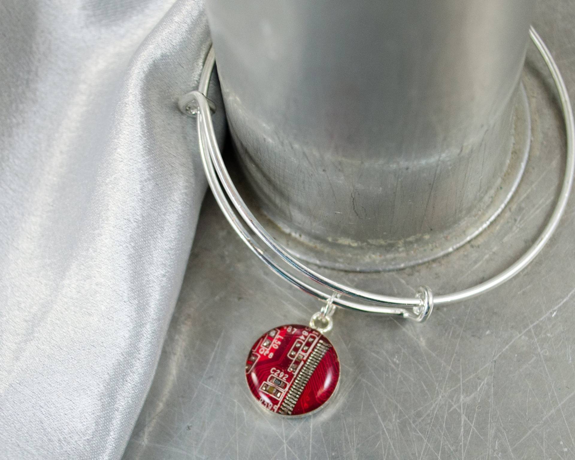 Recyceltes Platinen Dehnbares Armband, Rot von CircuitBreakerLabs