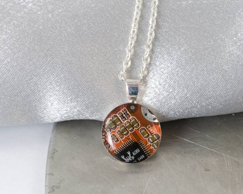 Recycling Platine Halskette, Kleine Größe, Orange, Computer Engineer Elektrotechniker Schmuck, Techie Schmuck von CircuitBreakerLabs