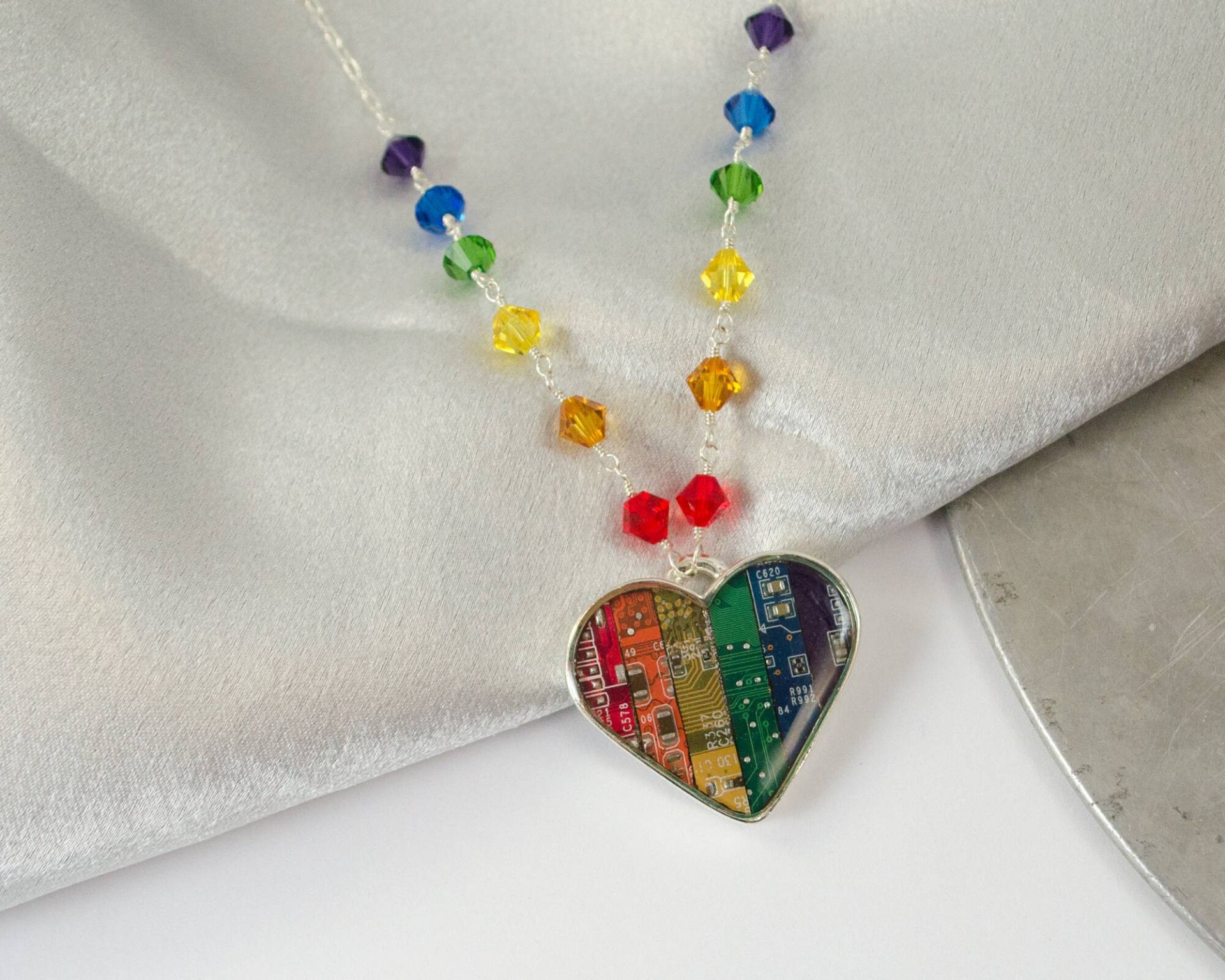 Recycling Platine Regenbogen Herz Halskette Mit Perlen Kette Recycling Platine Regenbogen Herz Halskette Mit Perlen Kette von CircuitBreakerLabs