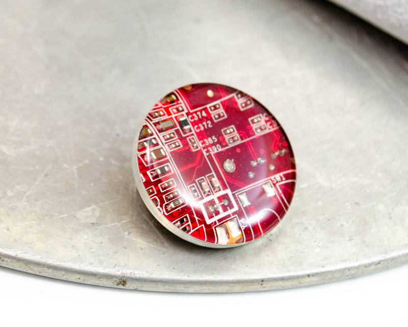Rot Platinen Pin, Recycling Computer Geschenk, Elektroniker Upcycled Motherboard Brosche, Wissenschaftler Pin von CircuitBreakerLabs