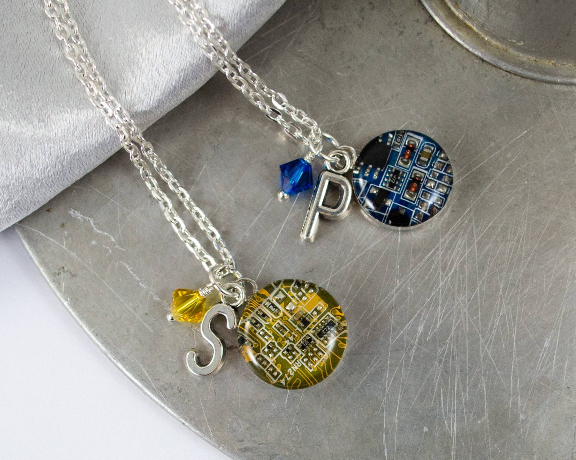 Wählen Sie Die Farbe Initial Und Platine Charm Halskette, Schmuck Für Wissenschaftler von CircuitBreakerLabs