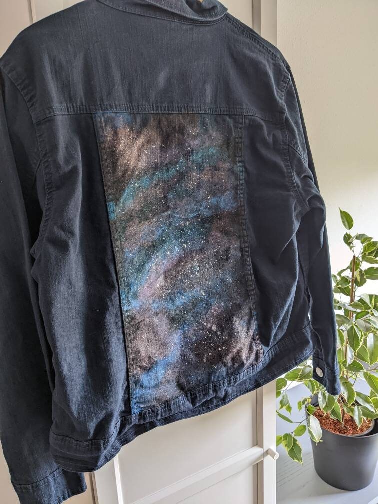 Bemalte Jeansjacke - Sterne Galaxie Universum Milchstraße Polarlichter Upcycling Gr. 46 Xl/Xxl Xxxl von SarahMarkiel