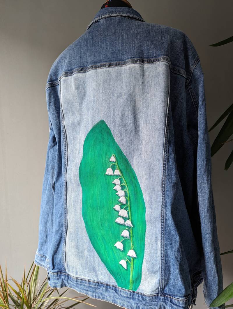 Bemalte Jeansjacke - Upcycling Maiglöckchen Xxl von SarahMarkiel