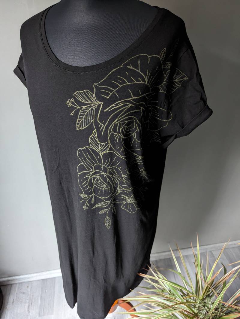 Schwarzes T-Shirtkleid Mit Handgemalten Goldenen Blumen | Upcycling Unikat 44/46 von SarahMarkiel