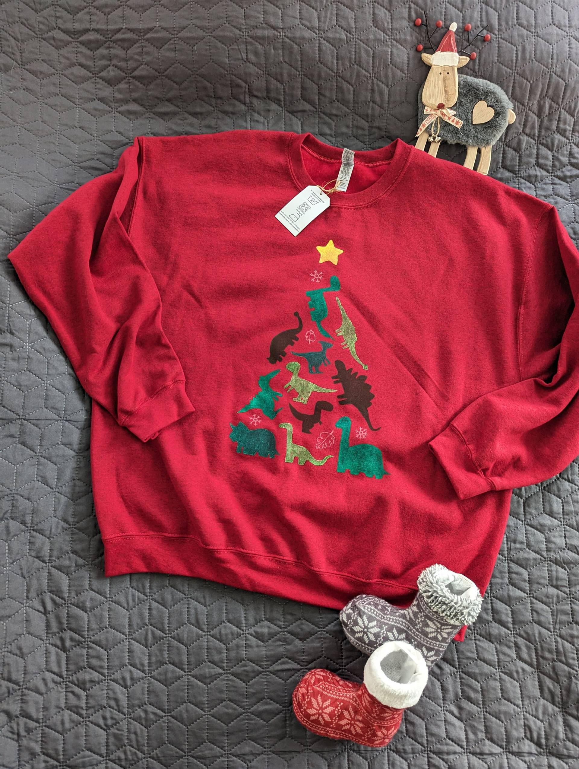 Sweatshirt - Ugly Sweater Weihnachtspullover Dino Weihnachtsbaum Handbemalt Gr. Xxl Sweatshirt - Ugly Sweater Weihnachtspullover Dino Weihnachtsbaum Handbemalt Gr. Xxl von SarahMarkiel
