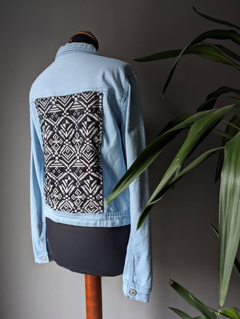 Upcycling Jeansjacke - Eingesetzter Rücken Ethno Samt Gr. 40 Upcycling Jeansjacke - Eingesetzter Rücken Ethno Samt Gr. 40 von SarahMarkiel