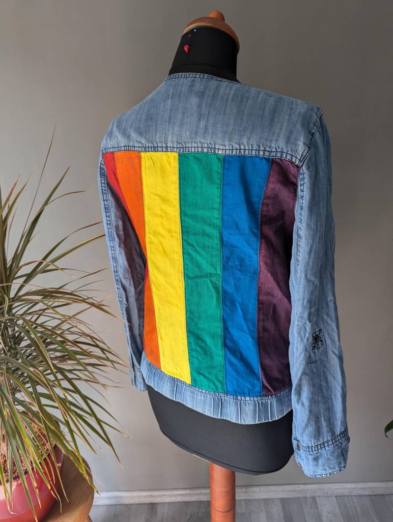Upcycling Jeansjacke - Handbemalt 36 Pride Regenbogen Upcycling Jeansjacke - Handbemalt 36 Pride Regenbogen von SarahMarkiel