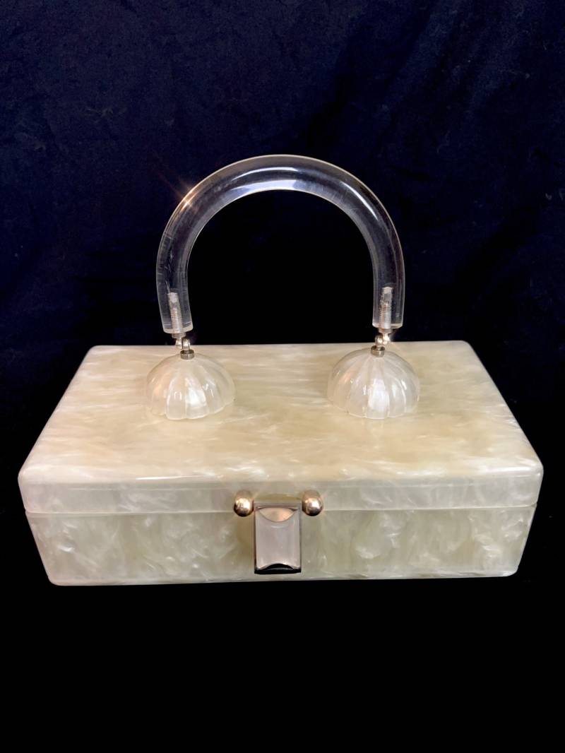 Grosse Vintage 1950Er Jahre Weiße Perlglanz-Marmorierte Lucite-Rechteckige Box-Tasche Mit Ausgebogten Kuppeln + Klarem Lucite-Griff von CircusCatVintage
