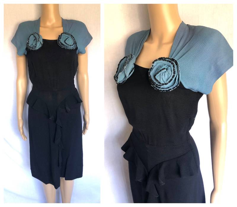 Vintage 1940's Blue + Black Rayon Crepe Pailletten Cocktailkleid Mit 3D Rosetten - Größe Xs Extra Small von CircusCatVintage