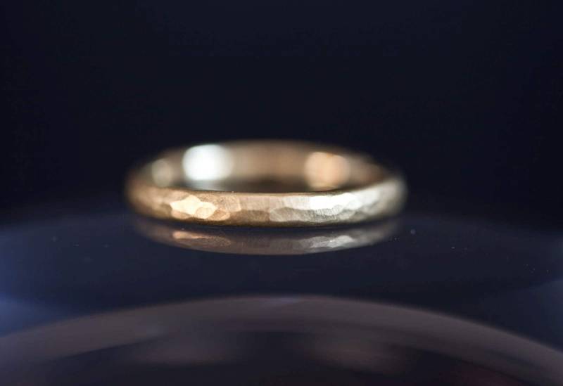 Gehämmerter Goldring Berlin, Ehering Mit Hammerschlag, in Gelbgold Oder Roségold Freundschaftsring Gehämmert von Cirer