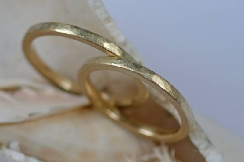 Trauringe Hammerschlag, Eheringen Mit Hammerstruktur, Gehämmerte Trauringe, Minimal Gold Eheringe, Set Trauringe Gold, Eheringe Set, 2.2 Mm von Cirer