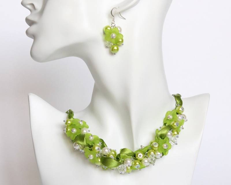 Apfelgrüne Blume Cluster Halskette Und Ohrringe Set Apfelgrüne Blume Cluster Halskette Und Ohrringe Set von CissyPixie