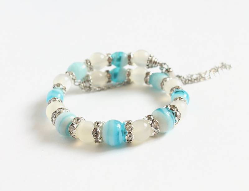 Armreif Aus Wolkig-Weiß-Blauem Lampwork-Memorydraht von CissyPixie