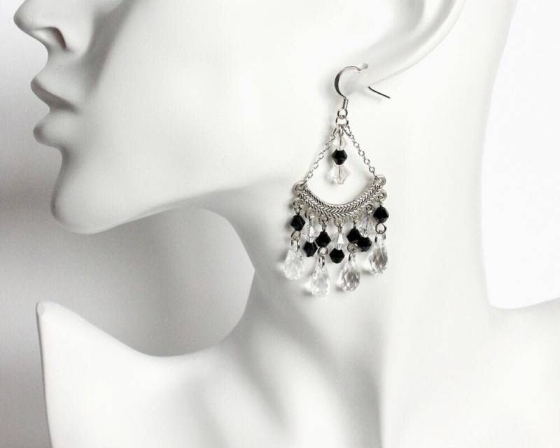 Chandelier Ohrringe Mit Schwarzen Und Klaren Teardrop Perlen Chandelier Ohrringe Mit Schwarzen Und Klaren Teardrop Perlen von CissyPixie