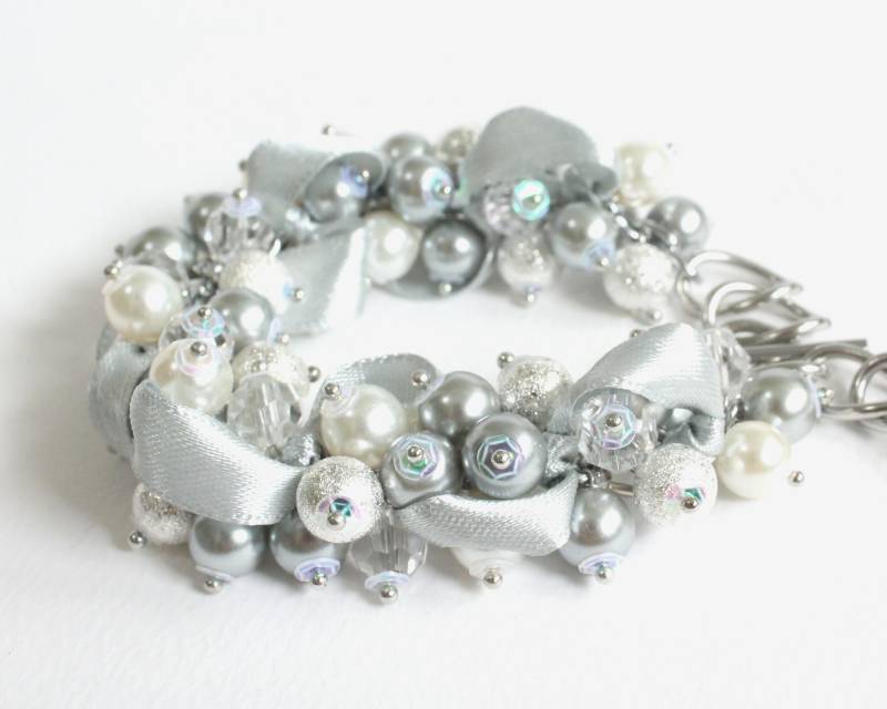 Ein Silbergraues Perlencluster Armband Und Ohrringe Ein Silbergraues Perlencluster Armband Und Ohrringe von CissyPixie