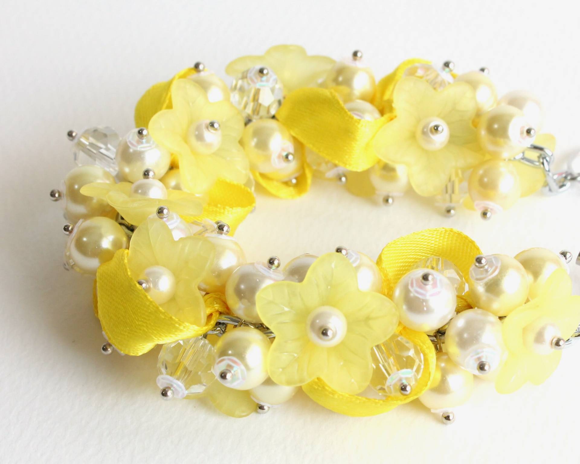 Gelbe Blume Cluster Armband Und Ohrringe Set von CissyPixie