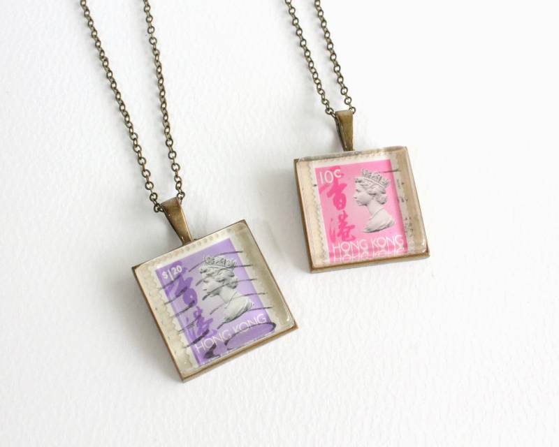 Königin Elizabeth Ii Hong Kong Vintage Briefmarken Halskette von CissyPixie
