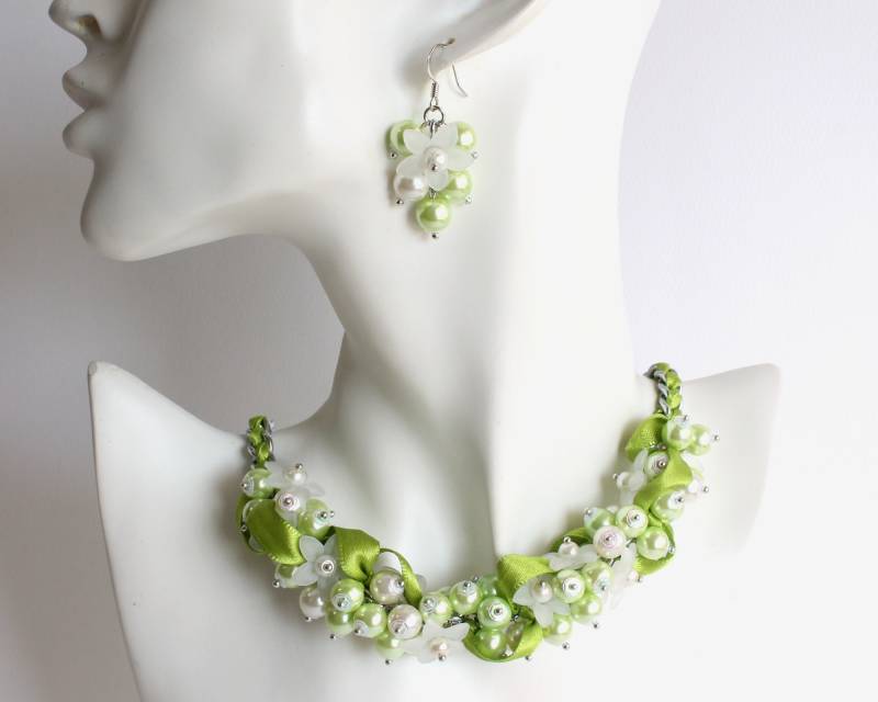 Lime Grün Weiß Blume Cluster Halskette Und Ohrringe Set von CissyPixie