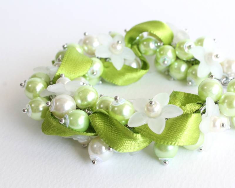 Limette Grün Weiße Blume Cluster Armband Und Ohrringe Set von CissyPixie