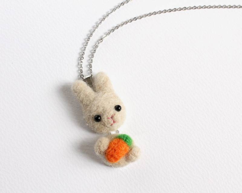 Nadel Gefilzte Wolle Sandy Kaninchen Mit Karotte Halskette Oder Brosche Ring Schalnadel Nadel Gefilzte Wolle Sandy Kaninchen Mit Karotte Halskette Oder Brosche Ring Schalnadel von CissyPixie