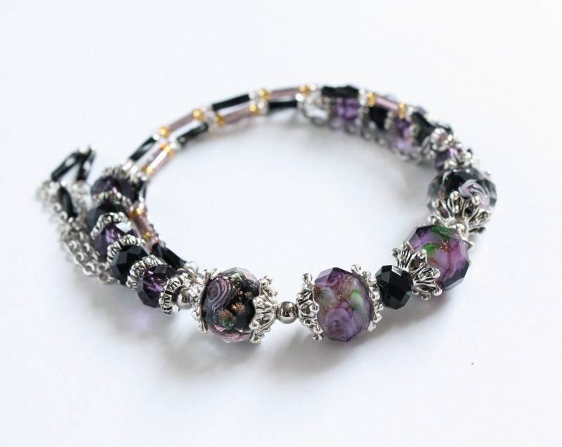 Pflaume Lila Und Schwarz Lampwork Glas Bead Memory Draht Armreif Pflaume Lila Und Schwarz Lampwork Glas Bead Memory Draht Armreif von CissyPixie
