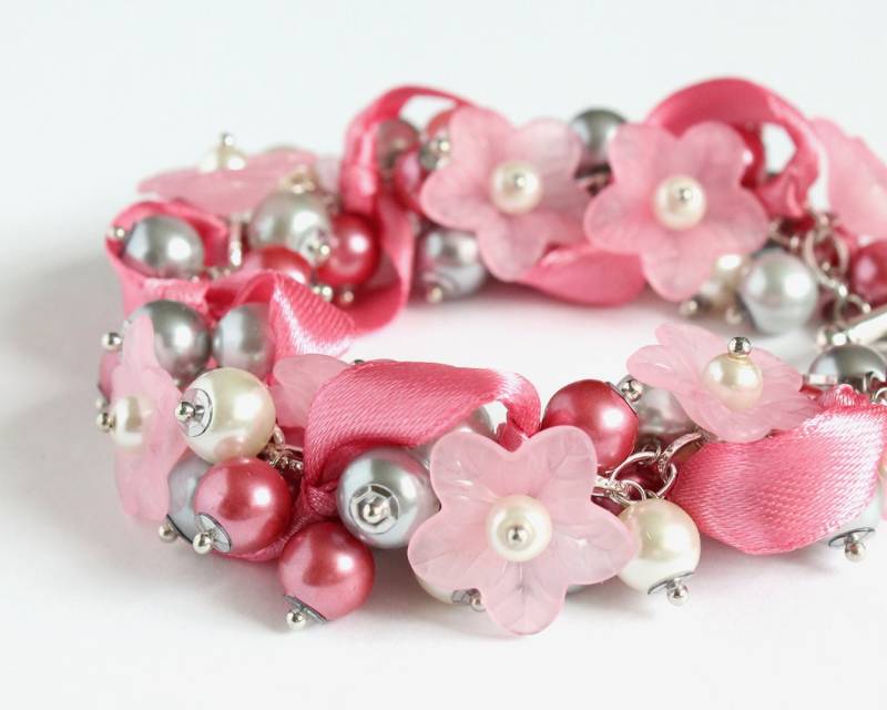 Pink Grau Weiß Blume Cluster Armband Und Ohrringe Set von CissyPixie