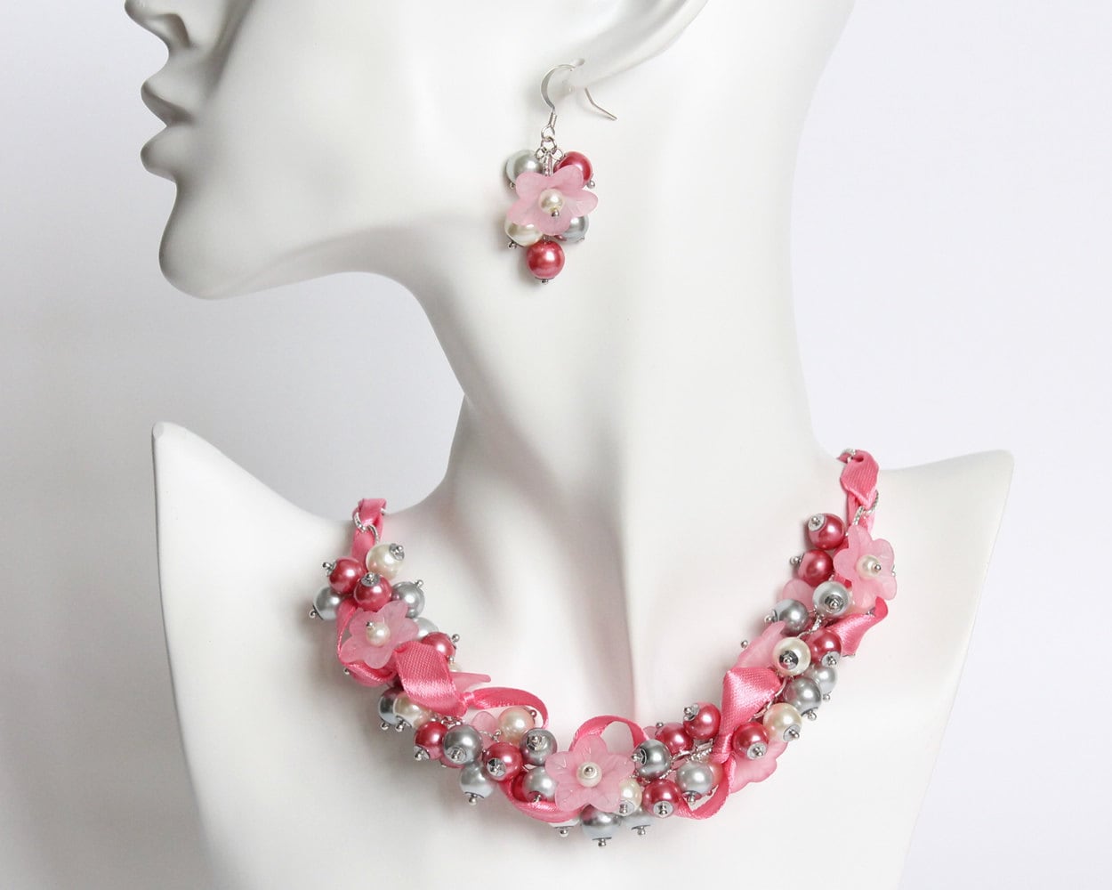 Pink Grau Weiß Blume Cluster Halskette Und Ohrringe Set von CissyPixie