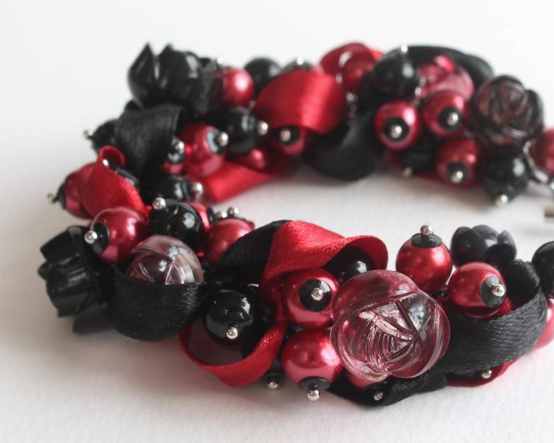 Schwarz Rot Rose Cluster Armband Ohrringe Set Schwarz Rot Rose Cluster Armband Ohrringe Set von CissyPixie