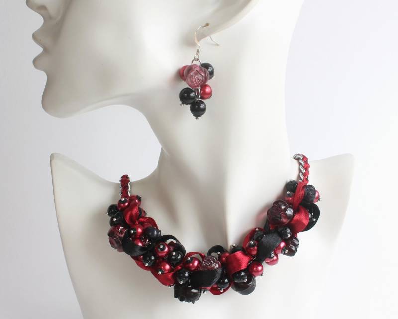 Schwarz Rot Rose Cluster Halskette Und Ohrringe Schwarz Rot Rose Cluster Halskette Und Ohrringe von CissyPixie