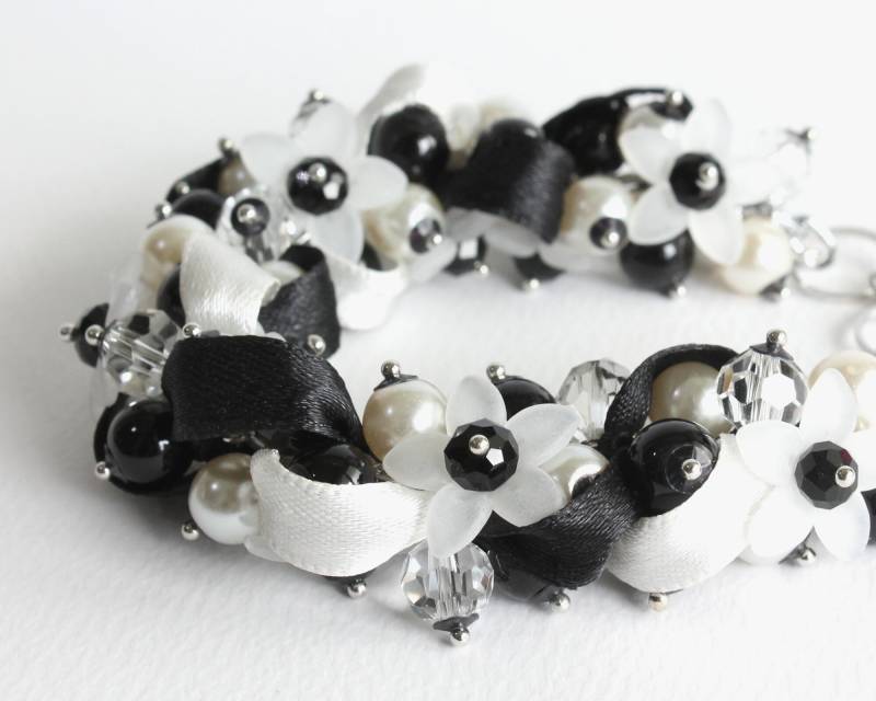 Schwarz Und Weiß Blume Cluster Armband Ohrringe Set Schwarz Und Weiß Blume Cluster Armband Ohrringe Set von CissyPixie