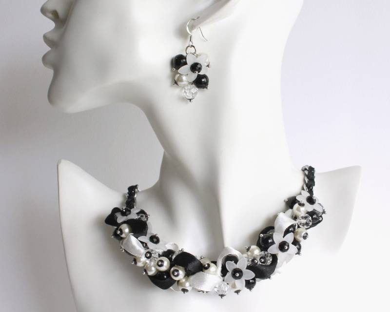 Schwarz Und Weiß Blume Cluster Halskette Ohrringe Set Schwarz Und Weiß Blume Cluster Halskette Ohrringe Set von CissyPixie