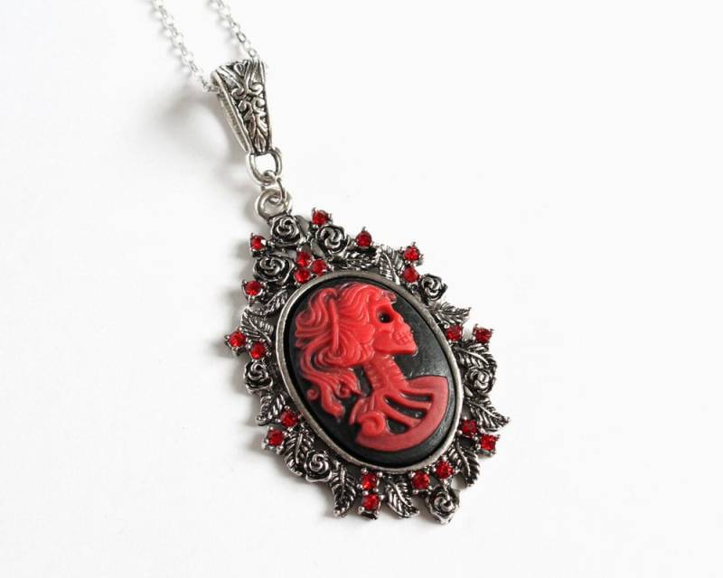 Skelett Cameo Halskette Mit Roten Strasssteinen Skelett Cameo Halskette Mit Roten Strasssteinen von CissyPixie