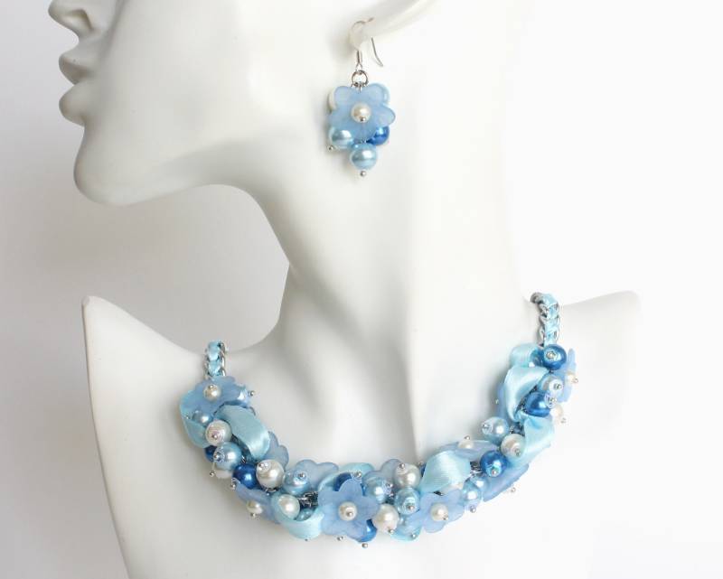 Sky Blue Flower Cluster Halskette Und Ohrringe Set Sky Blue Flower Cluster Halskette Und Ohrringe Set von CissyPixie