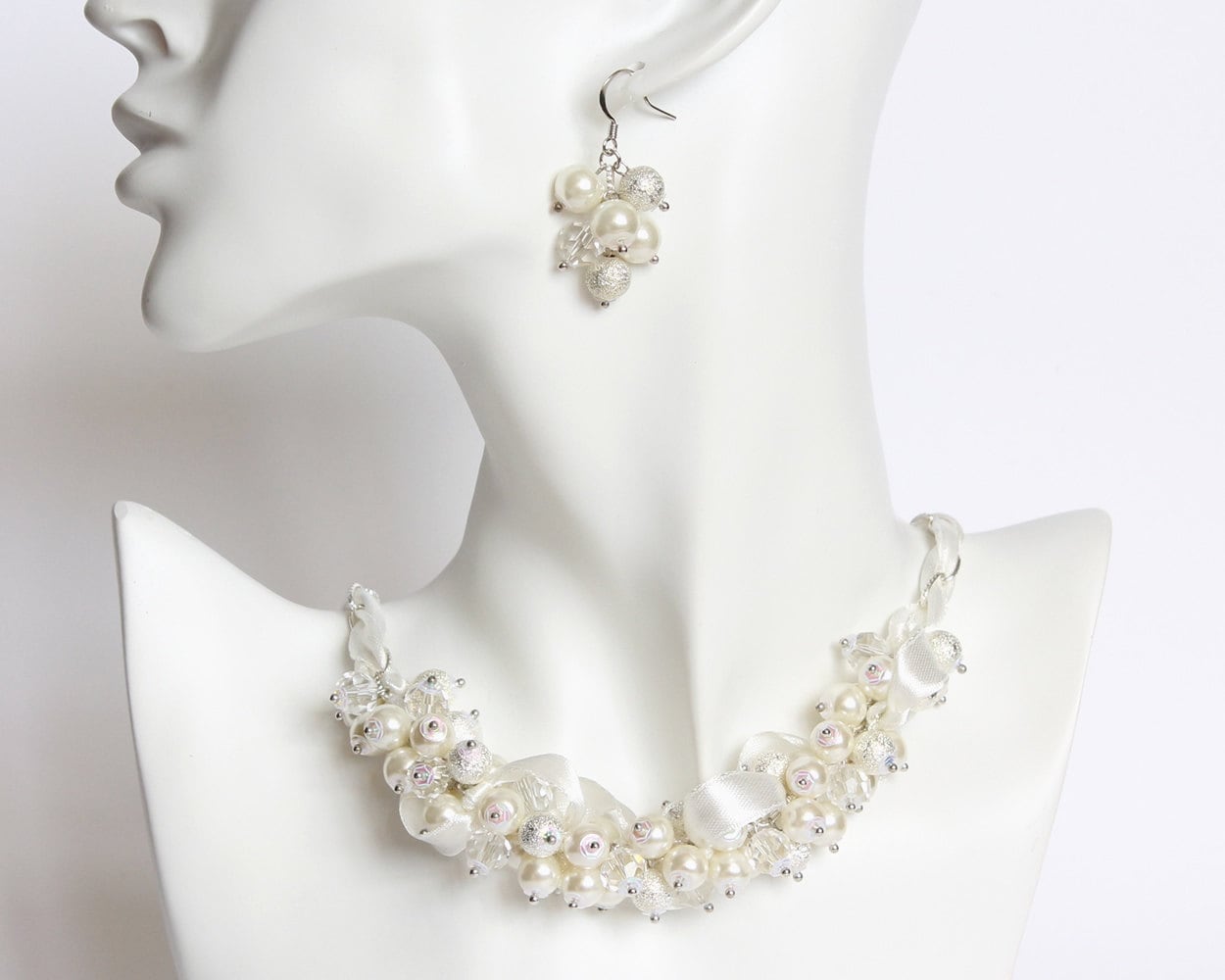 Weiß Silber Crystal Pearl Cluster Halskette Und Ohrringe Set von CissyPixie