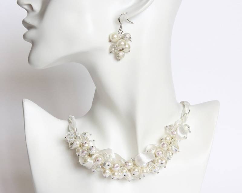 Weiß Silber Crystal Pearl Cluster Halskette Und Ohrringe Set von CissyPixie