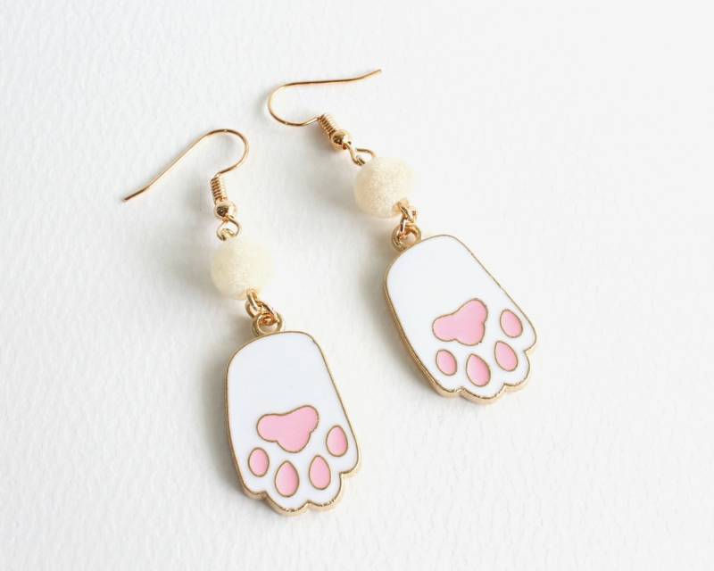 Weiße Katzenpfote Ohrringe von CissyPixie