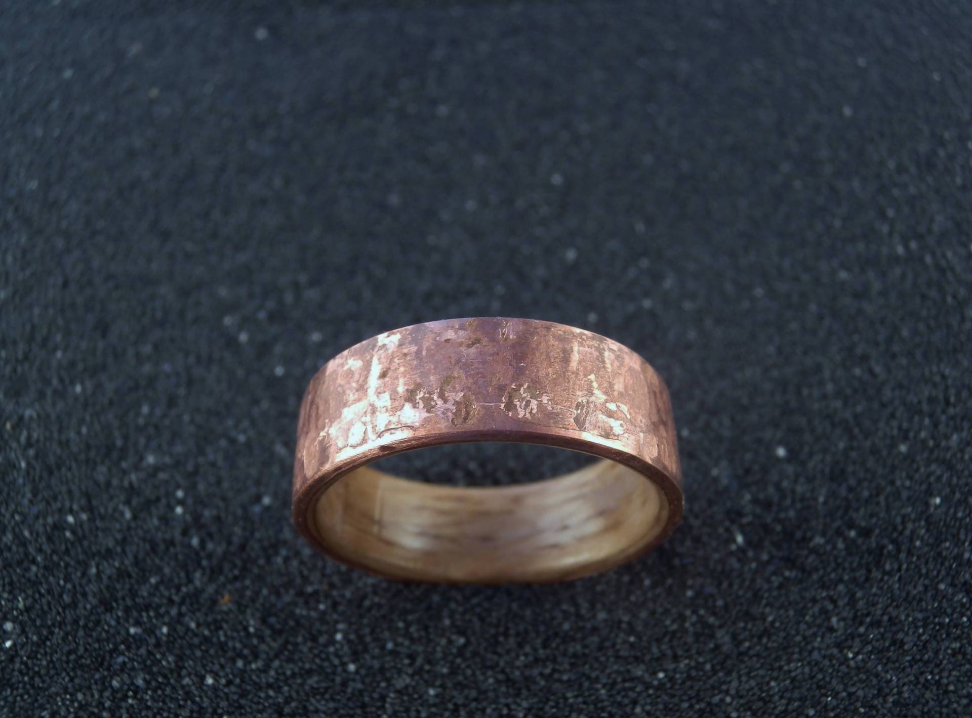 Gehämmert Kupfer Eichenholz Ring Rustikale Statement Band Gehämmert Kupfer Eichenholz Ring Rustikale Statement Band von CitadelAtelier
