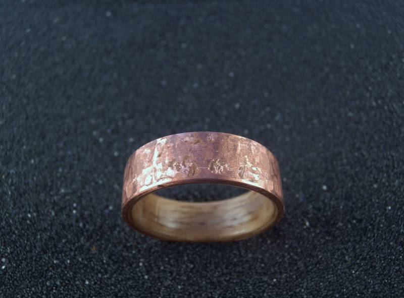 Gehämmert Kupfer Eichenholz Ring Rustikale Statement Band Gehämmert Kupfer Eichenholz Ring Rustikale Statement Band von CitadelAtelier