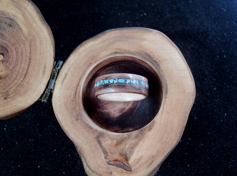 Holzring - Esche Und Tineo Bugholzring Mit Türkis Stein-Inlay von CitadelAtelier